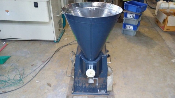 เครื่องขัดข้าวขาวเก่าญี่ปุ่น ISEKI สภาพดี สามารถใช้ขัดสีข้าวกล้องให้เป็นข้าวขาว ขนาดกระทัดรัด เหมาะสำหรับใช้ในครัวเรือน เครื่องขัดข้าวขาวเก่าญี่ปุ่น ISEKI สภาพดี สามารถใช้ขัดสีข้าวกล้องให้เป็นข้าวขาว ขนาดกระทัดรัด เหมาะสำหรับใช้ในครัวเรือน