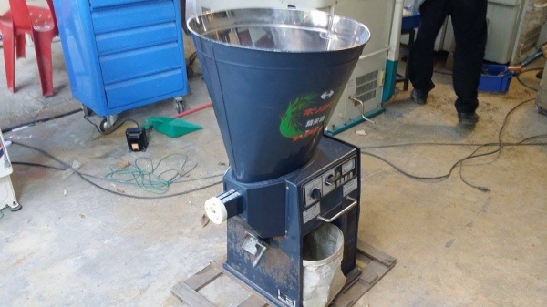 เครื่องขัดข้าวขาวเก่าญี่ปุ่น ISEKI สภาพดี สามารถใช้ขัดสีข้าวกล้องให้เป็นข้าวขาว ขนาดกระทัดรัด เหมาะสำหรับใช้ในครัวเรือน เครื่องขัดข้าวขาวเก่าญี่ปุ่น ISEKI สภาพดี สามารถใช้ขัดสีข้าวกล้องให้เป็นข้าวขาว ขนาดกระทัดรัด เหมาะสำหรับใช้ในครัวเรือน