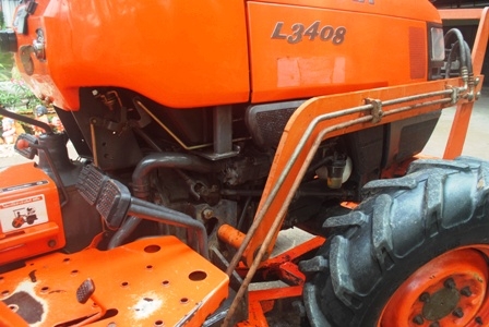 ขายรถไถ Kubota L 3408 (4WD) พร้อมมีดดันหน้า และผานพรวนช้าง สีเดิม รถพร้อมใช้งานครับ