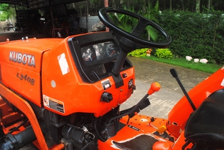 ขายรถไถ Kubota L 3408 (4WD) พร้อมมีดดันหน้า และผานพรวนช้าง สีเดิม รถพร้อมใช้งานครับ