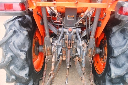 ขายรถไถ Kubota L 3408 (4WD) พร้อมมีดดันหน้า และผานพรวนช้าง สีเดิม รถพร้อมใช้งานครับ