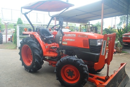 ขายรถไถ Kubota L 3408 DI (4WD) พร้อมมีดดันหน้า และผานพรวนช้าง สีเดิม รถพร้อมใช้งานครับ