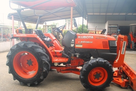 ขายรถไถ Kubota L 3408 DI (4WD) พร้อมมีดดันหน้า และผานพรวนช้าง สีเดิม รถพร้อมใช้งานครับ