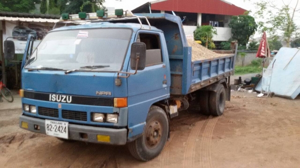 หกล้อ อีซูซุ NPR115ดั้มสามมิตร5คิวปี37 เกียร์ร็อคกี้ power สภาพพร้อมใช้งาน ทะเบียนพร้อมโอน