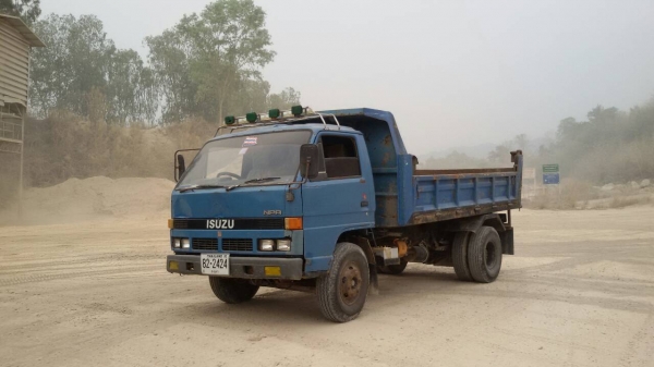 หกล้อ อีซูซุ NPR115ดั้มสามมิตร5คิวปี37 เกียร์ร็อคกี้ power สภาพพร้อมใช้งาน ทะเบียนพร้อมโอน