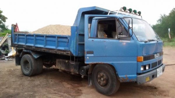 หกล้อ อีซูซุ NPR115ดั้มสามมิตร5คิวปี37 เกียร์ร็อคกี้ power สภาพพร้อมใช้งาน ทะเบียนพร้อมโอน