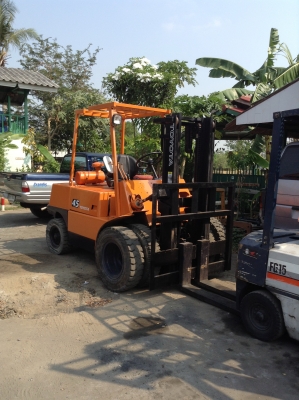 +++ ขายโฟล์คลิฟท์  TOYOTA  FD40  ขนาด 4  ตัน  (รถนอก  นำเข้า  สภาพดีครับ)   เครื่องยนต์ดีเซล  เสา 3 เมตร    เกียร์ธรรมดา  งา 1,300 มม. ล้อหน้าคู่ครับ