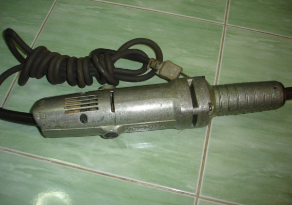 ขายเครื่องเจียรไฟฟ้าแบบคอยาว ยี่ห้อ makita รุ่น 906H 1/4" 320 วัตต์