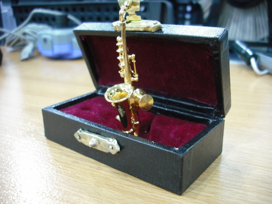 เข็มกลัดติดเน็คไท ทรงแซกโซโฟน เข็มกลัดติดเน็คไท ทรงแซกโซโฟน