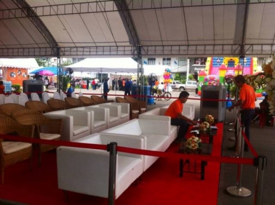 ให้เช่าเก้าอี้พลาสติกเช่าเก้าอี้บุนวมคลุมผ้าผูกโบว์เช่าผ้าคลุมเช่าโซฟาโทร 0858125157