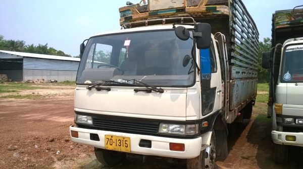 ขายรถล่อง 10 ล้อ เพลาเดียว HINO KT925 วางหัวไฮเทค เครื่อง EH700 168 แรงม้า คัสซีสวย พวงมาลัยพาวเวอร์ ทะเบียนพร้อมโอนครับ