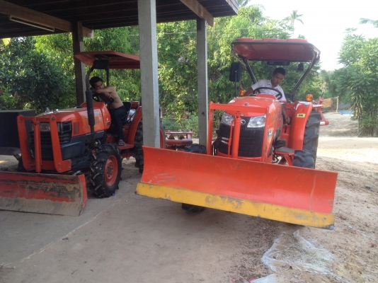 ตอนนี้มีรถไถราคา ตั้งแต่ 100000-500000 สภาพพร้อมใช้ ท่านใดงบน้อยหารถประมาณเท่าไรสนใจโทรสอบถามเรายินดีให้บริการคับ