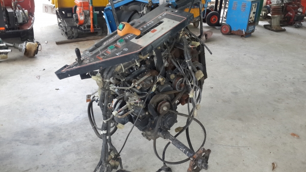 เครื่อง 2 สูบ พร้อมช่วงล่างรถเกี่ยวรหัา รหัส K - 8 เครื่อง 2 สูบ พร้อมช่วงล่างรถเกี่ยวรหัา รหัส K - 8