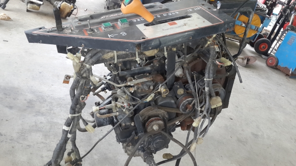 เครื่อง 2 สูบ พร้อมช่วงล่างรถเกี่ยวรหัา รหัส K - 8 เครื่อง 2 สูบ พร้อมช่วงล่างรถเกี่ยวรหัา รหัส K - 8