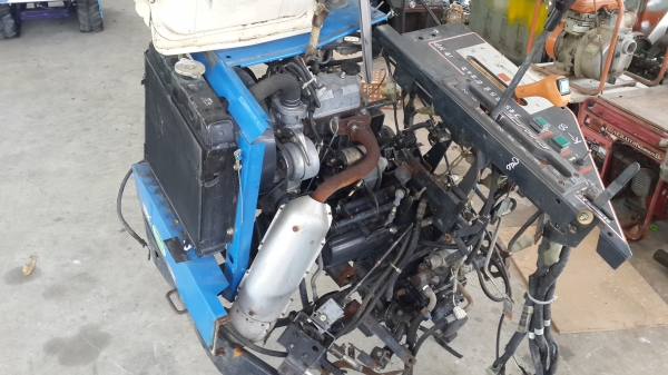 เครื่อง 2 สูบ พร้อมช่วงล่างรถเกี่ยวรหัา รหัส K - 8