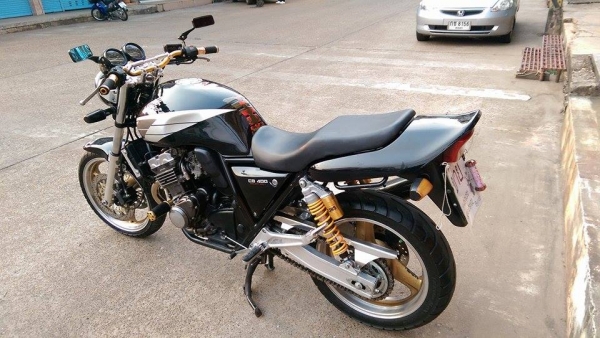 ขายคับ HONDA CB400 ปี93 ของแต่งล้น สีสวย ท่อแต่งเลสทั้งเส้น กันล้ม โช๊คหลังแต่ง โซ่สเตอเต็ม แฮนด์บาร์ กระจกแต่ง ทะเบียนพร้อมโอน สวยๆ คับ ราคา 75500 บาท ส่งได้ทั่วไทยคับ สนใจติดต่อ 081-0578282 ไอดีไลน์ POPBIGBIKESAKON คับ สนใจรถสวย ถูก ดี ต้อง POP BIGBIKE