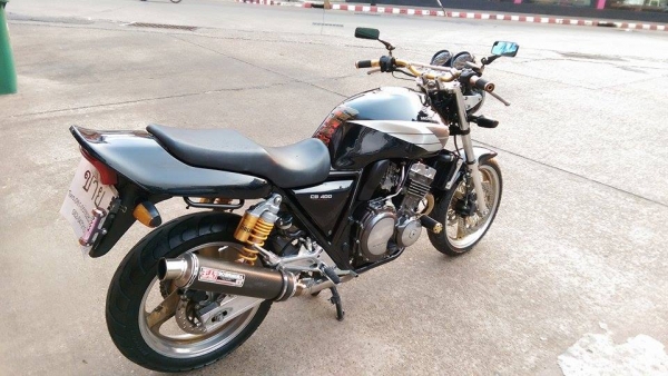 ขายคับ HONDA CB400 ปี93 ของแต่งล้น สีสวย ท่อแต่งเลสทั้งเส้น กันล้ม โช๊คหลังแต่ง โซ่สเตอเต็ม แฮนด์บาร์ กระจกแต่ง ทะเบียนพร้อมโอน สวยๆ คับ ราคา 75500 บาท ส่งได้ทั่วไทยคับ สนใจติดต่อ 081-0578282 ไอดีไลน์ POPBIGBIKESAKON คับ สนใจรถสวย ถูก ดี ต้อง POP BIGBIKE