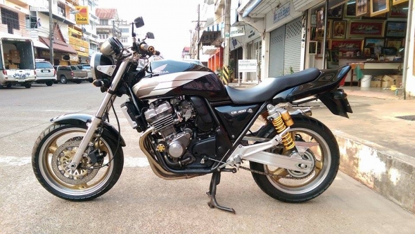 ขายคับ HONDA CB400 ปี93 ของแต่งล้น สีสวย ท่อแต่งเลสทั้งเส้น กันล้ม โช๊คหลังแต่ง โซ่สเตอเต็ม แฮนด์บาร์ กระจกแต่ง ทะเบียนพร้อมโอน สวยๆ คับ ราคา 75500 บาท ส่งได้ทั่วไทยคับ สนใจติดต่อ 081-0578282 ไอดีไลน์ POPBIGBIKESAKON คับ สนใจรถสวย ถูก ดี ต้อง POP BIGBIKE