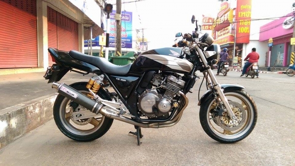 ขายคับ HONDA CB400 ปี93 ของแต่งล้น สีสวย ท่อแต่งเลสทั้งเส้น กันล้ม โช๊คหลังแต่ง โซ่สเตอเต็ม แฮนด์บาร์ กระจกแต่ง ทะเบียนพร้อมโอน สวยๆ คับ ราคา 75500 บาท ส่งได้ทั่วไทยคับ สนใจติดต่อ 081-0578282 ไอดีไลน์ POPBIGBIKESAKON คับ สนใจรถสวย ถูก ดี ต้อง POP BIGBIKE