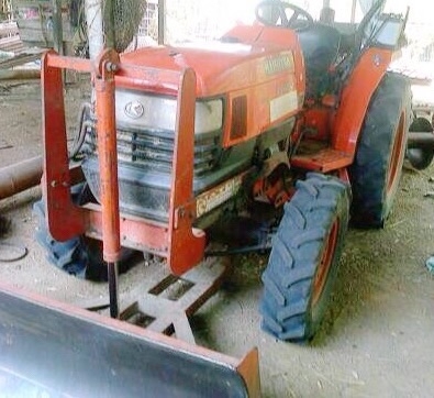 KUBOTA L3408 - 2 เพลา รถสภาพดีพร้อมทำงานได้เลยครับ ทำงาน 2,400 ชม. อปกรณ์ครบพร้อม มีใบดันหน้า,โรตารี่,ผานพรวน 5 เครื่องยนต์แรงดีไม่มีเยิ้ม เกียร์หน้าหลังเข้าง่ายไม่มีหลุด ช่วงล่างแน่นดี ยางสภาพดี 4 เส้นหน้าหลังประมาณ 60\% พร้อมใช้งาน เอกสารทะเบียนครบ ราคา