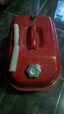 ถังน้ำมันเป็นเหล็กเก่าญี่ปุ่น จุน้ำมันได้ 20 ลิตร