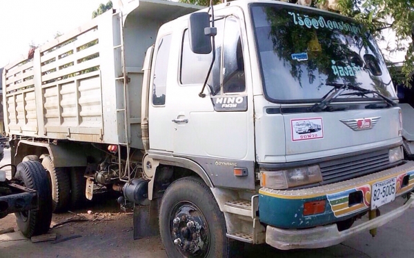 HINO FM 3M - 240 HP M10C สิบล้อดั๊มพ์ 2 เพลา กระบะดั๊มพ์เหล็ก 12 ตันของสามมิตรสภาพสวยดีพร้อมบรรทุกได้เลย มีระบบลากพ่วงครบพร้อม เครื่องยนต์แน่นดีแรงดี ภายในห้องเก๋งสะอาดสวยคอนโซลครบ แอร์เย็น พวงมาลัยเพาเวอร์ ระบบเบรคทริ๊ปฟี้ครบครัน ช่วงล่างคัชซีสวยเดิมๆไม่