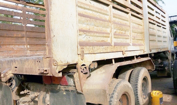 HINO FM 3M - 240 HP M10C สิบล้อดั๊มพ์ 2 เพลา กระบะดั๊มพ์เหล็ก 12 ตันของสามมิตรสภาพสวยดีพร้อมบรรทุกได้เลย มีระบบลากพ่วงครบพร้อม เครื่องยนต์แน่นดีแรงดี ภายในห้องเก๋งสะอาดสวยคอนโซลครบ แอร์เย็น พวงมาลัยเพาเวอร์ ระบบเบรคทริ๊ปฟี้ครบครัน ช่วงล่างคัชซีสวยเดิมๆไม่