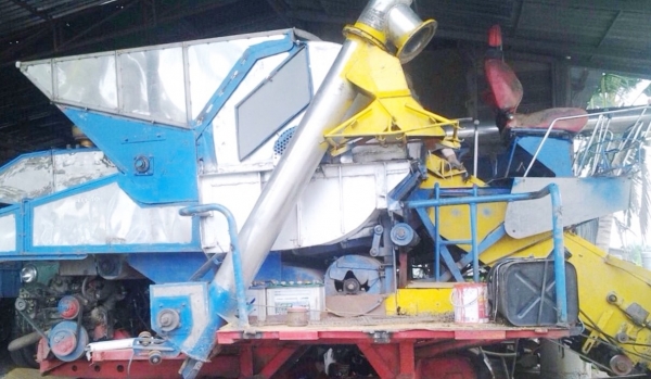 ขายด่วน รถเกี่ยวข้าวไทยเส็งยนต์ รุ่น มดตะนอย เครื่องยนต์ 220 HP HO7D เทอร์โบ อุ้ม 2.5 ตัน ปั๊มไดกิ้นเบอร์ 22 ช่วงล่างตัวเดิน 10 พร้อมใช้งาน ราคาต่อรองได้ครับ ขายด่วน รถเกี่ยวข้าวไทยเส็งยนต์ รุ่น มดตะนอย เครื่องยนต์ 220 HP HO7D เทอร์โบ อุ้ม 2.5 ตัน ปั๊มไดกิ้นเบอร์ 22 ช่วงล่างตัวเดิน 10 พร้อมใช้งาน ราคาต่อรองได้ครับ