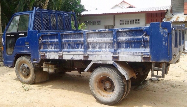 ISUZU ELF 88 HP 4JB1 หกล้อดั๊มพ์ กระบะดั๊มพ์เหล็กบรรทุก 3-4 คิวความยาว 3.20 เมตรสภาพอย่างสวยพร้อมบรรทุกได้เลย เครื่องยนต์แรงดีมากครับ หัวเก๋งสวยไม่ผุภายในคอนโซลครบ พวงมาลัยธรรมดา ช่วงล่างเดิมๆคัชซีไม่แตกไม่บวม คานหน้าเฟืองท้าย 5 น็อต ยาง 7.50 ขอบ 16 สภาพด
