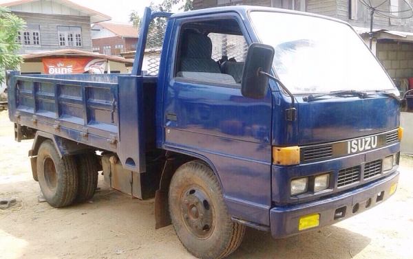 ISUZU ELF 88 HP 4JB1 หกล้อดั๊มพ์ กระบะดั๊มพ์เหล็กบรรทุก 3-4 คิวความยาว 3.20 เมตรสภาพอย่างสวยพร้อมบรรทุกได้เลย เครื่องยนต์แรงดีมากครับ หัวเก๋งสวยไม่ผุภายในคอนโซลครบ พวงมาลัยธรรมดา ช่วงล่างเดิมๆคัชซีไม่แตกไม่บวม คานหน้าเฟืองท้าย 5 น็อต ยาง 7.50 ขอบ 16 สภาพด