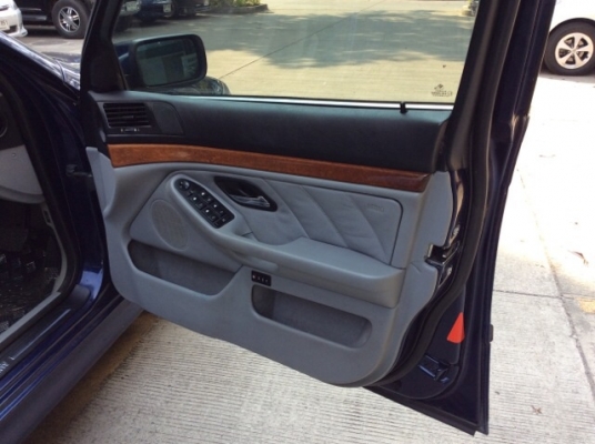 ขายรถบีเอ็ม 523i E39 ปี1997 เครื่องเดิม2.4 เกียร์ออโต้ ติดแก๊สLPGระบบหัวฉีด ภายในสวยสะอาด เบาะหนังแท้ปรับไฟฟ้า ลายไม้ แอร์ดิจิตอล airbag/abs พวงมาลัยมัลติ สีน้ำเงินมิดไนบลู สีเงาสวยมาก แม็กACขอบ 17&quot; รถสวย ขับดีมาก พร้อมใช้งานได้เลยครับ ภาษี59