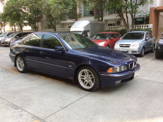 ขายรถบีเอ็ม 523i E39 ปี1997 เครื่องเดิม2.4 เกียร์ออโต้ ติดแก๊สLPGระบบหัวฉีด ภายในสวยสะอาด เบาะหนังแท้ปรับไฟฟ้า ลายไม้ แอร์ดิจิตอล airbag/abs พวงมาลัยมัลติ สีน้ำเงินมิดไนบลู สีเงาสวยมาก แม็กACขอบ 17&quot; รถสวย ขับดีมาก พร้อมใช้งานได้เลยครับ ภาษี59