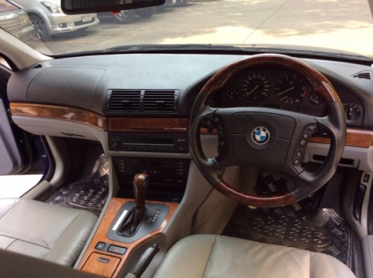 ขายรถบีเอ็ม 523i E39 ปี1997 เครื่องเดิม2.4 เกียร์ออโต้ ติดแก๊สLPGระบบหัวฉีด ภายในสวยสะอาด เบาะหนังแท้ปรับไฟฟ้า ลายไม้ แอร์ดิจิตอล airbag/abs พวงมาลัยมัลติ สีน้ำเงินมิดไนบลู สีเงาสวยมาก แม็กACขอบ 17&quot; รถสวย ขับดีมาก พร้อมใช้งานได้เลยครับ ภาษี59