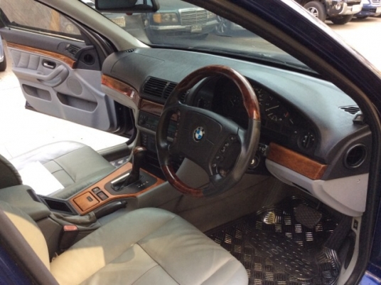 ขายรถบีเอ็ม 523i E39 ปี1997 เครื่องเดิม2.4 เกียร์ออโต้ ติดแก๊สLPGระบบหัวฉีด ภายในสวยสะอาด เบาะหนังแท้ปรับไฟฟ้า ลายไม้ แอร์ดิจิตอล airbag/abs พวงมาลัยมัลติ สีน้ำเงินมิดไนบลู สีเงาสวยมาก แม็กACขอบ 17&quot; รถสวย ขับดีมาก พร้อมใช้งานได้เลยครับ ภาษี59
