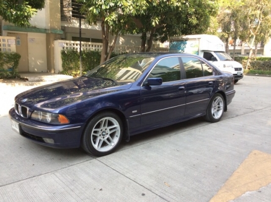 ขายรถบีเอ็ม 523i E39 ปี1997 เครื่องเดิม2.4 เกียร์ออโต้ ติดแก๊สLPGระบบหัวฉีด ภายในสวยสะอาด เบาะหนังแท้ปรับไฟฟ้า ลายไม้ แอร์ดิจิตอล airbag/abs พวงมาลัยมัลติ สีน้ำเงินมิดไนบลู สีเงาสวยมาก แม็กACขอบ 17&quot; รถสวย ขับดีมาก พร้อมใช้งานได้เลยครับ ภาษี59
