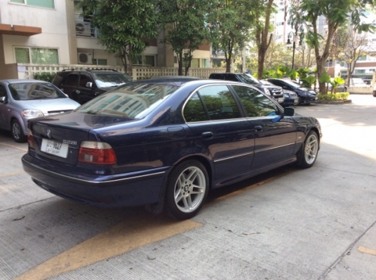 ขายรถบีเอ็ม 523i E39 ปี1997 เครื่องเดิม2.4 เกียร์ออโต้ ติดแก๊สLPGระบบหัวฉีด ภายในสวยสะอาด เบาะหนังแท้ปรับไฟฟ้า ลายไม้ แอร์ดิจิตอล airbag/abs พวงมาลัยมัลติ สีน้ำเงินมิดไนบลู สีเงาสวยมาก แม็กACขอบ 17&quot; รถสวย ขับดีมาก พร้อมใช้งานได้เลยครับ ภาษี59