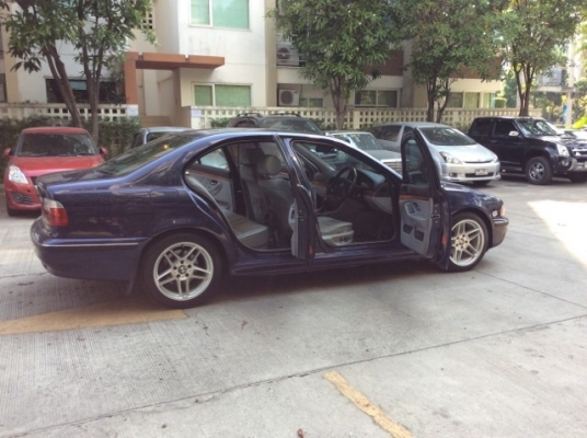 ขายรถบีเอ็ม 523i E39 ปี1997 เครื่องเดิม2.4 เกียร์ออโต้ ติดแก๊สLPGระบบหัวฉีด ภายในสวยสะอาด เบาะหนังแท้ปรับไฟฟ้า ลายไม้ แอร์ดิจิตอล airbag/abs พวงมาลัยมัลติ สีน้ำเงินมิดไนบลู สีเงาสวยมาก แม็กACขอบ 17&quot; รถสวย ขับดีมาก พร้อมใช้งานได้เลยครับ ภาษี59
