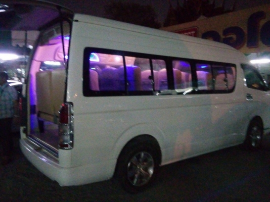 รถตู้ TOYOTA COMMUTER 2.5 ดีเซลล์ ปี 2012 แต่งวีไอพี เบาะ 4 แถว ราคา 899,000 บาทโทร สอบถาม คุณตันหยง 0902726669