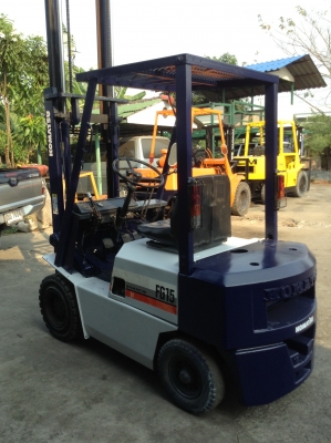 +++ขายโฟล์คลิฟท์ KOMATSU FG15-14  (รถนอก  ทำสีใหม่แล้วครับ)  ขนาด  1.5  ตัน  เครื่องยนต์เบนซิน   เสา  3 เมตร  เกียร์ธรรมดา  งา 1,070  มม.  ยางลมครับ