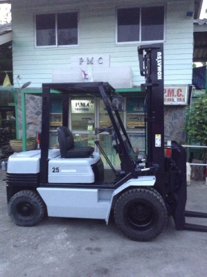 +++ ขายโฟล์คลิฟท์  KOMATSU  FD25-11  (รถนอก ) ขนาด  2.5  ตัน  เครื่องยนต์ดีเซล  เสา  4  เมตร  เกียร์ธรรมดา  ล้อหน้าคู่  ยางตันครับ