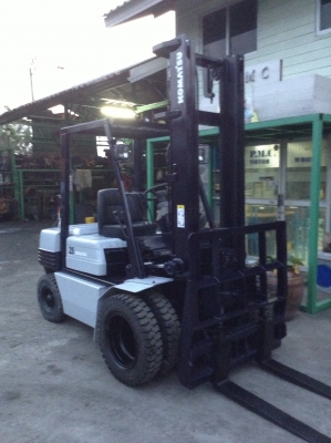 +++ ขายโฟล์คลิฟท์  KOMATSU  FD25-11  (รถนอก ) ขนาด  2.5  ตัน  เครื่องยนต์ดีเซล  เสา  4  เมตร  เกียร์ธรรมดา  ล้อหน้าคู่  ยางตันครับ