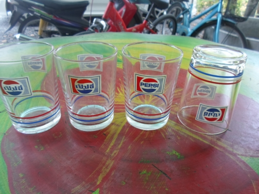 แก้วเป๊ปซี่ งานเก่าตอกตรามงกุฎ ใบละ 70 บาท มี 14 ใบ