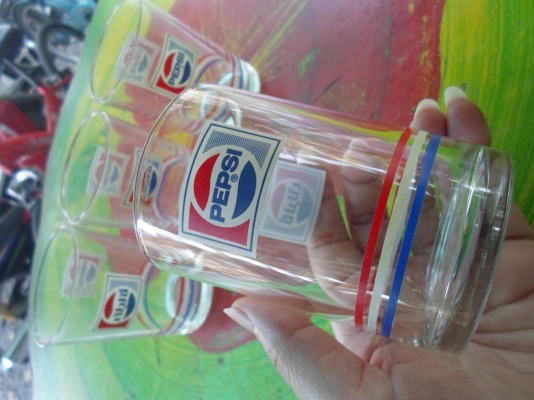 แก้วเป๊ปซี่ งานเก่าตอกตรามงกุฎ ใบละ 70 บาท มี 14 ใบ