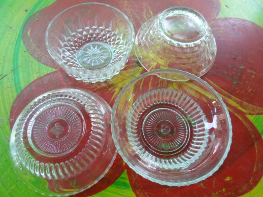 ถ้วยขนมงานเก่า ตอกลายตัวเอส กับมงกุฎ ใบละ 50 มี 12 ใบ