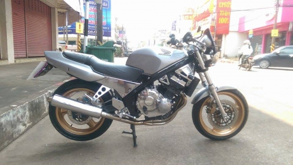 ขายคับ HONDA CB1 400cc. ของแต่งล้น สีสวย ชุบโครเมี่ยมทั้งคัน ท่อแต่งเลสทั้งเส้น โซ่สเตอเต็ม แฮนด์บาร์ กระจกแต่ง ทะเบียนแท้พร้อมโอนเลขสวย คับ ราคา 59500 บาท ส่งได้ทั่วไทยคับ สนใจติดต่อ 081-0578282 ไอดีไลน์ POPBIGBIKESAKON คับ สนใจรถสวย ถูก ดี ต้อง POP BIGB