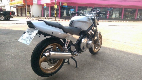 ขายคับ HONDA CB1 400cc. ของแต่งล้น สีสวย ชุบโครเมี่ยมทั้งคัน ท่อแต่งเลสทั้งเส้น โซ่สเตอเต็ม แฮนด์บาร์ กระจกแต่ง ทะเบียนแท้พร้อมโอนเลขสวย คับ ราคา 59500 บาท ส่งได้ทั่วไทยคับ สนใจติดต่อ 081-0578282 ไอดีไลน์ POPBIGBIKESAKON คับ สนใจรถสวย ถูก ดี ต้อง POP BIGB