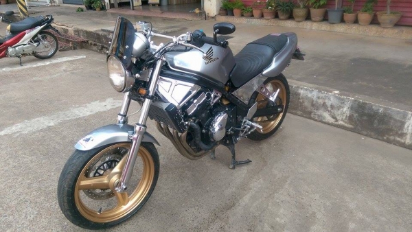 ขายคับ HONDA CB1 400cc. ของแต่งล้น สีสวย ชุบโครเมี่ยมทั้งคัน ท่อแต่งเลสทั้งเส้น โซ่สเตอเต็ม แฮนด์บาร์ กระจกแต่ง ทะเบียนแท้พร้อมโอนเลขสวย คับ ราคา 59500 บาท ส่งได้ทั่วไทยคับ สนใจติดต่อ 081-0578282 ไอดีไลน์ POPBIGBIKESAKON คับ สนใจรถสวย ถูก ดี ต้อง POP BIGB