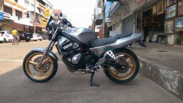 ขายคับ HONDA CB1 400cc. ของแต่งล้น สีสวย ชุบโครเมี่ยมทั้งคัน ท่อแต่งเลสทั้งเส้น โซ่สเตอเต็ม แฮนด์บาร์ กระจกแต่ง ทะเบียนแท้พร้อมโอนเลขสวย คับ ราคา 59500 บาท ส่งได้ทั่วไทยคับ สนใจติดต่อ 081-0578282 ไอดีไลน์ POPBIGBIKESAKON คับ สนใจรถสวย ถูก ดี ต้อง POP BIGB