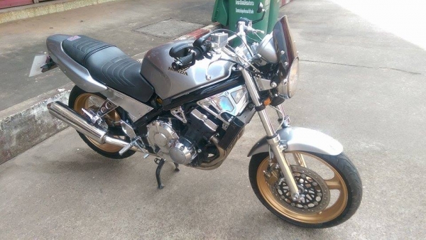 ขายคับ HONDA CB1 400cc. ของแต่งล้น สีสวย ชุบโครเมี่ยมทั้งคัน ท่อแต่งเลสทั้งเส้น โซ่สเตอเต็ม แฮนด์บาร์ กระจกแต่ง ทะเบียนแท้พร้อมโอนเลขสวย คับ ราคา 59500 บาท ส่งได้ทั่วไทยคับ สนใจติดต่อ 081-0578282 ไอดีไลน์ POPBIGBIKESAKON คับ สนใจรถสวย ถูก ดี ต้อง POP BIGB