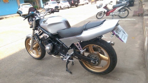 ขายคับ HONDA CB1 400cc. ของแต่งล้น สีสวย ชุบโครเมี่ยมทั้งคัน ท่อแต่งเลสทั้งเส้น โซ่สเตอเต็ม แฮนด์บาร์ กระจกแต่ง ทะเบียนแท้พร้อมโอนเลขสวย คับ ราคา 59500 บาท ส่งได้ทั่วไทยคับ สนใจติดต่อ 081-0578282 ไอดีไลน์ POPBIGBIKESAKON คับ สนใจรถสวย ถูก ดี ต้อง POP BIGB